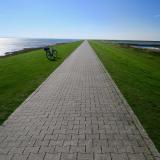 Fahrradweg auf Deich am Wattenmeer