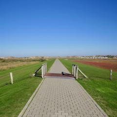 Fahrradweg auf Deich am Wattenmeer