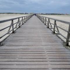 Steg über den Strand