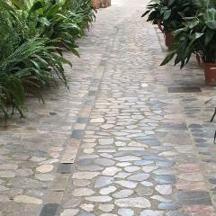 schmale steinige Gasse